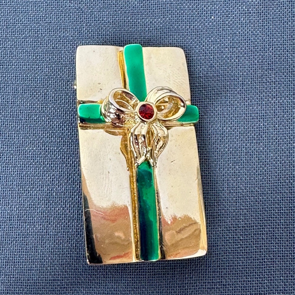Vintage‎ AAI Christmas Gift Box Brooch Gold Tone Green Enamel Red Stone Signed
